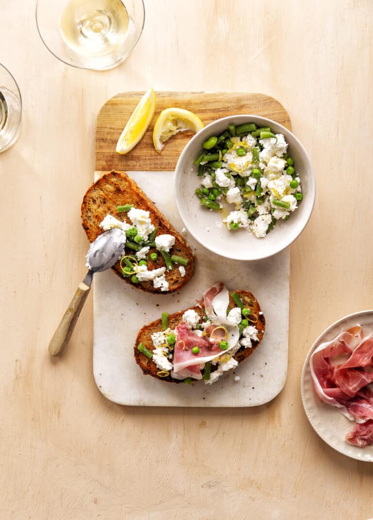 Desemtoast met boontjes en geitenkaas