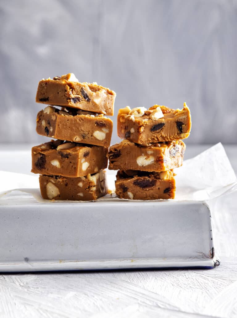 Karnemelkfudge met rozijnen en noten