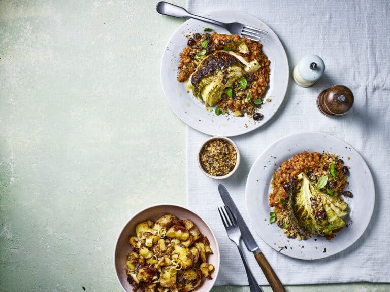 Geroosterde kool met tomatenlinzen en pangrattato