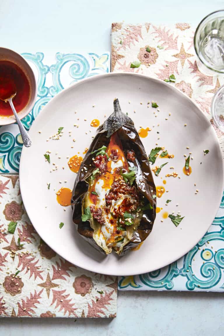 Geroosterde aubergines met knoflookyoghurt en harissaboter