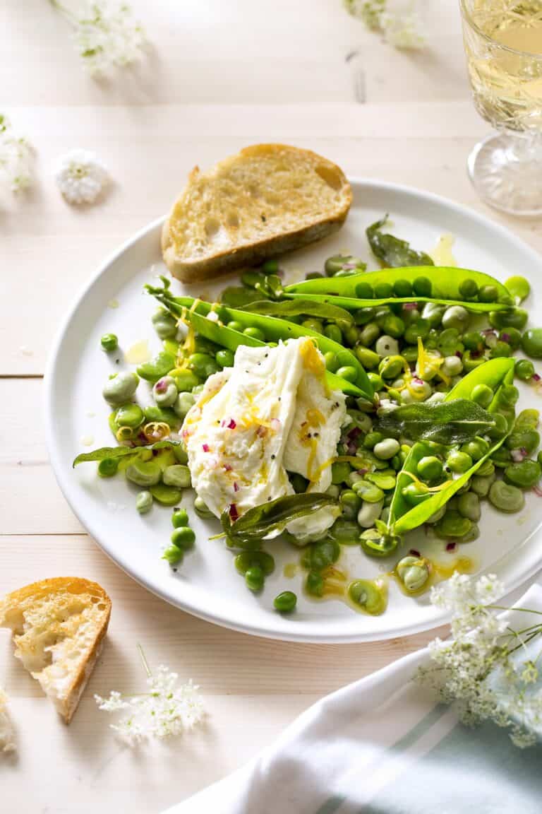 Tuinbonensalade met krokante salie en buffelmozzarella