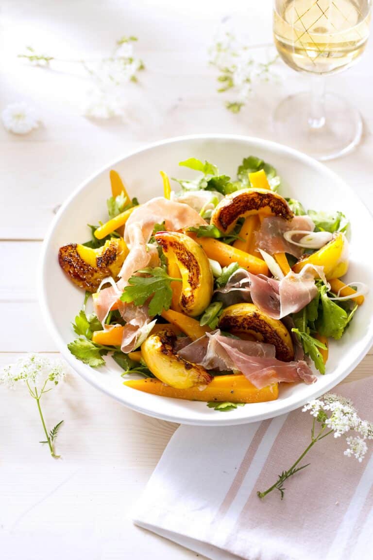 Geroosterde perzik met bospeen en prosciutto di San Daniele
