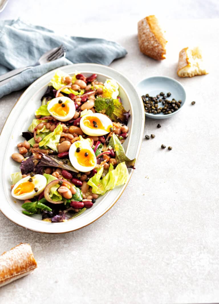 Salade met bonen, balsamico-uien en krokante kappertjes
