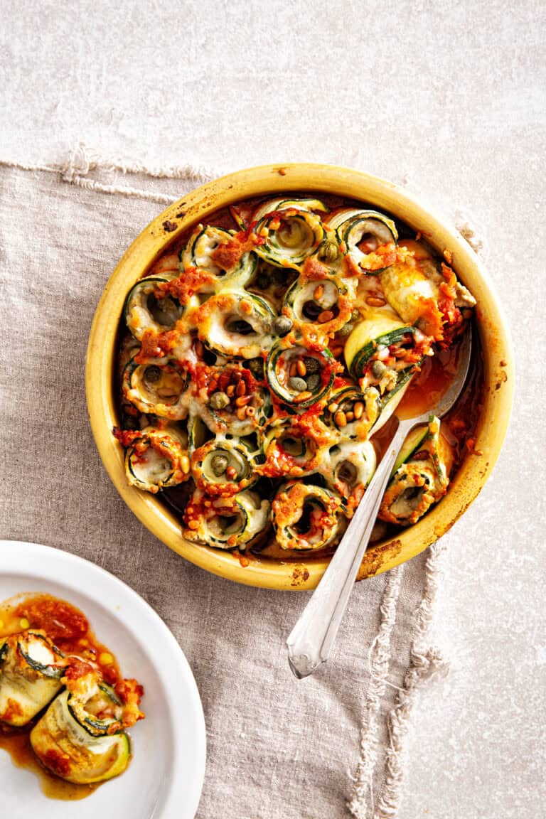 Courgetterolletjes met kappertjes en tomaat uit de oven