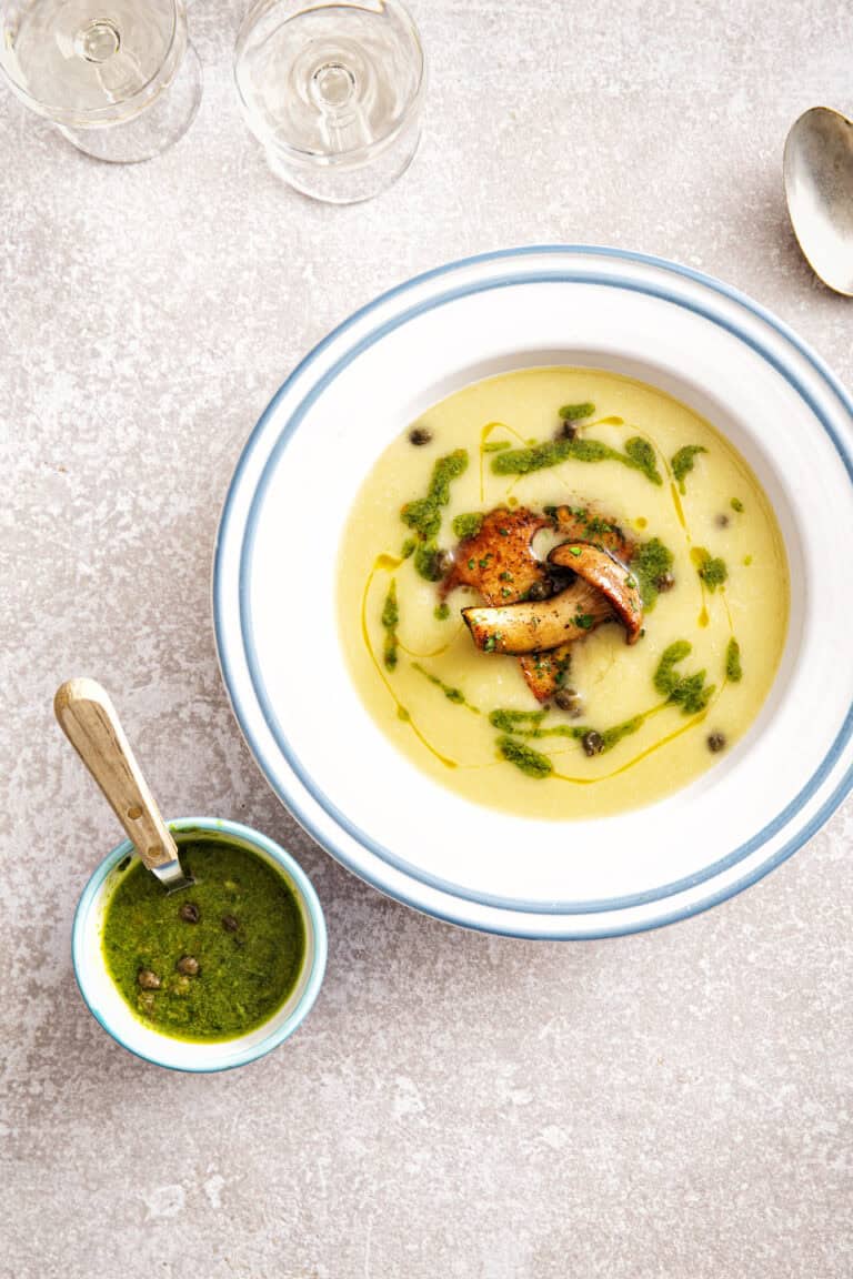 Aardappelsoep met kappertjespesto en gebakken paddenstoelen