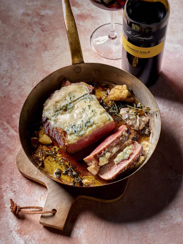 Ribeye gegratineerd met gorgonzola en gesmoorde uien