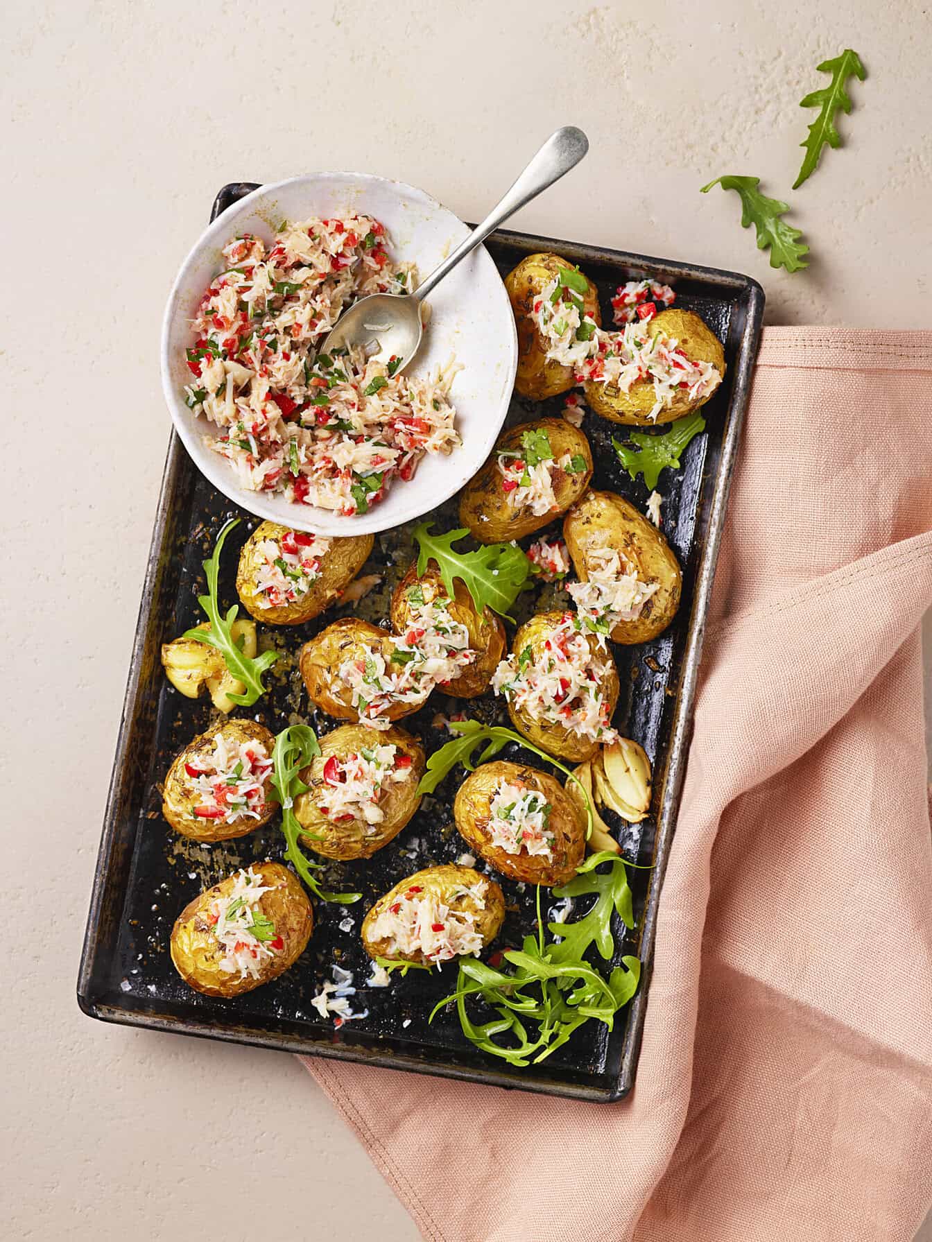 Geroosterde nieuwe aardappels met pittige krabsalsa