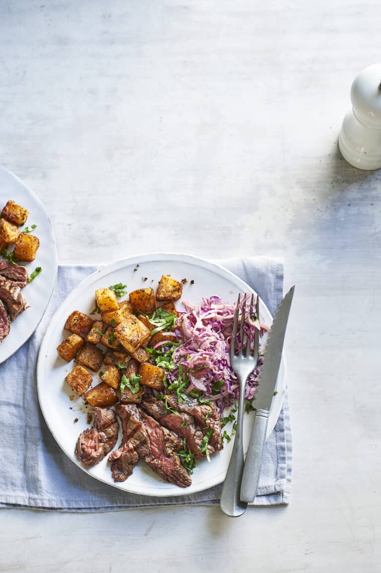 Steak met cajun-aardappels en rode coleslaw