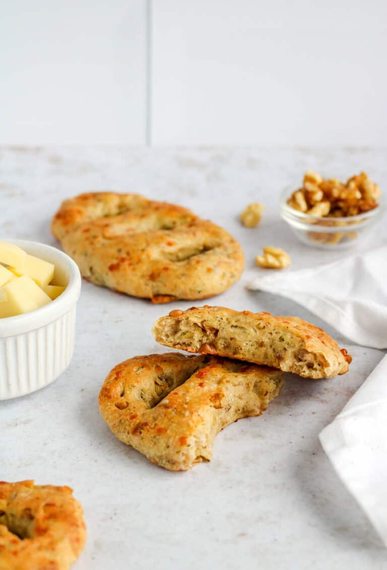 Kleine fougasse met walnoot, Comté en bacon