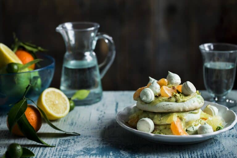 Limoenmeringues met wittechoco-pistacheganache en mandarijn