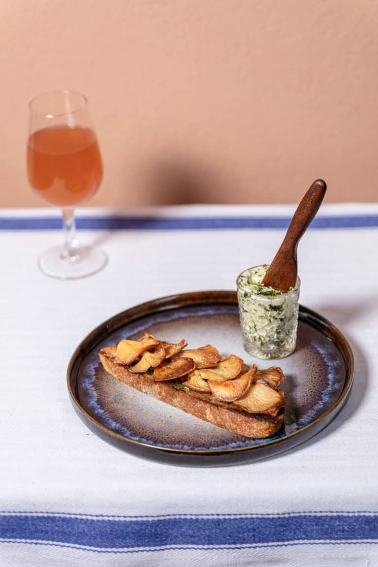 Zuurdesemtoast met roze oesterzwammen en zeewierboter