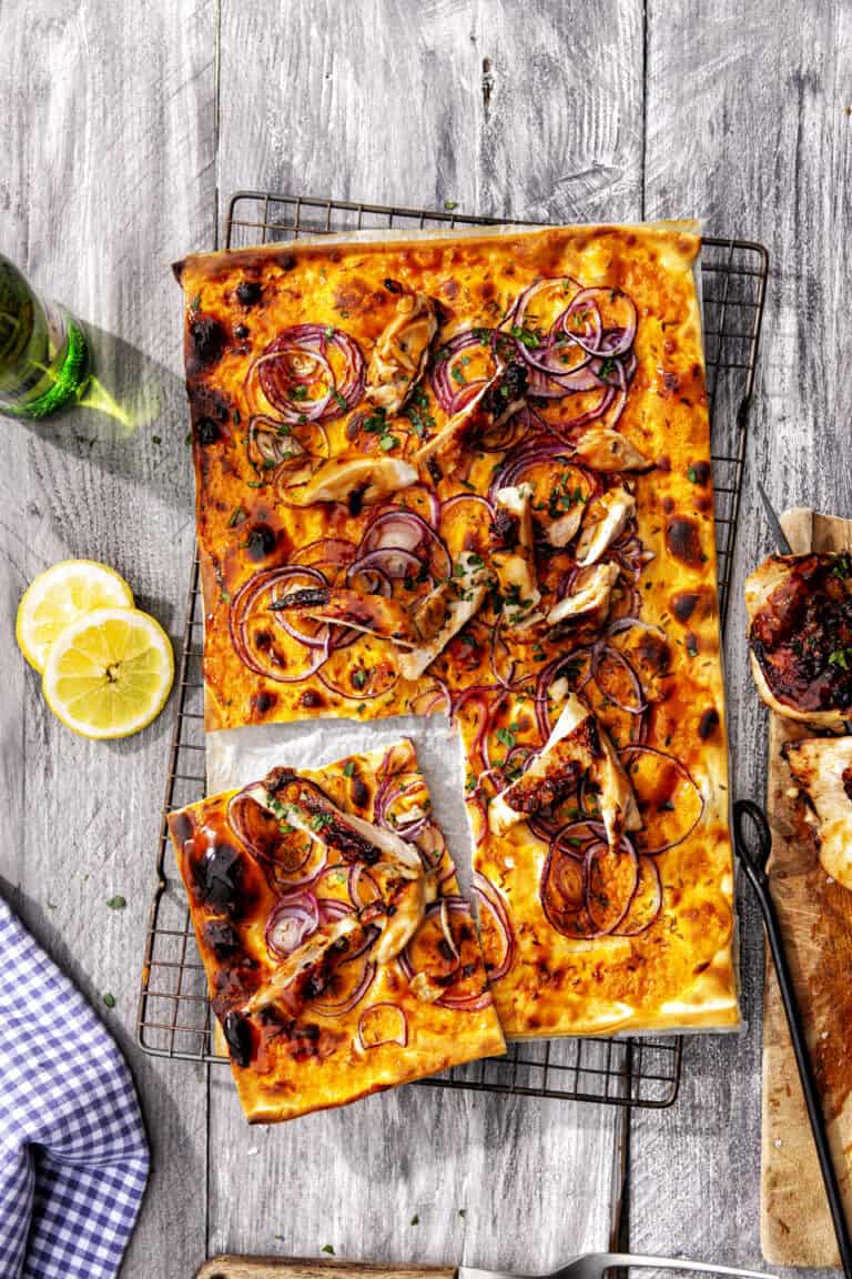 Flammkuchen met gegrilde spicy kip, rode ui en komijn