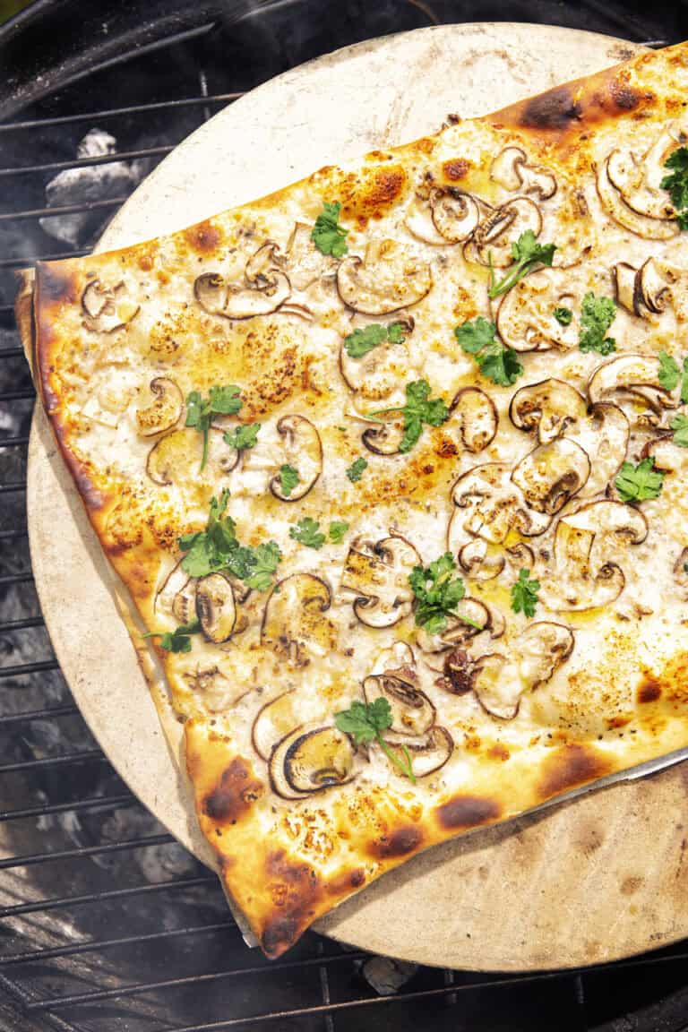 Flammkuchen met champignon, truffel en pecorino