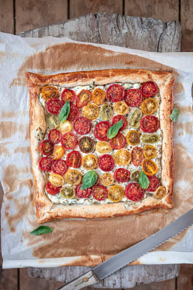 Bladerdeegtaart met kerstomaten en ricotta