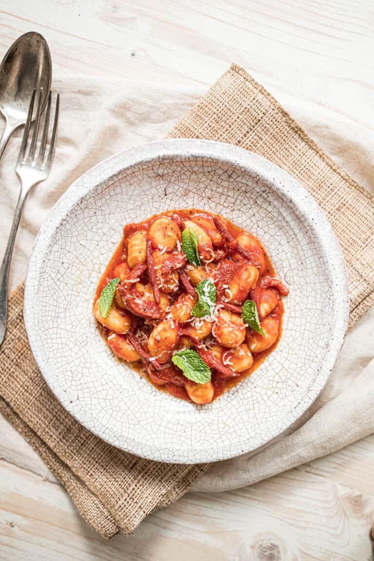 Gnocchi met tomatensaus, munt en vegan spekjes
