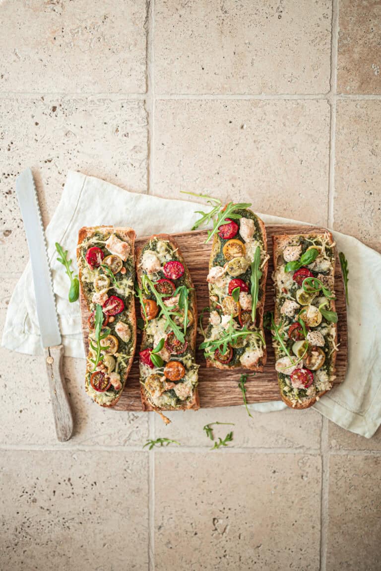 Pizzabroodjes met pesto en mozzarella