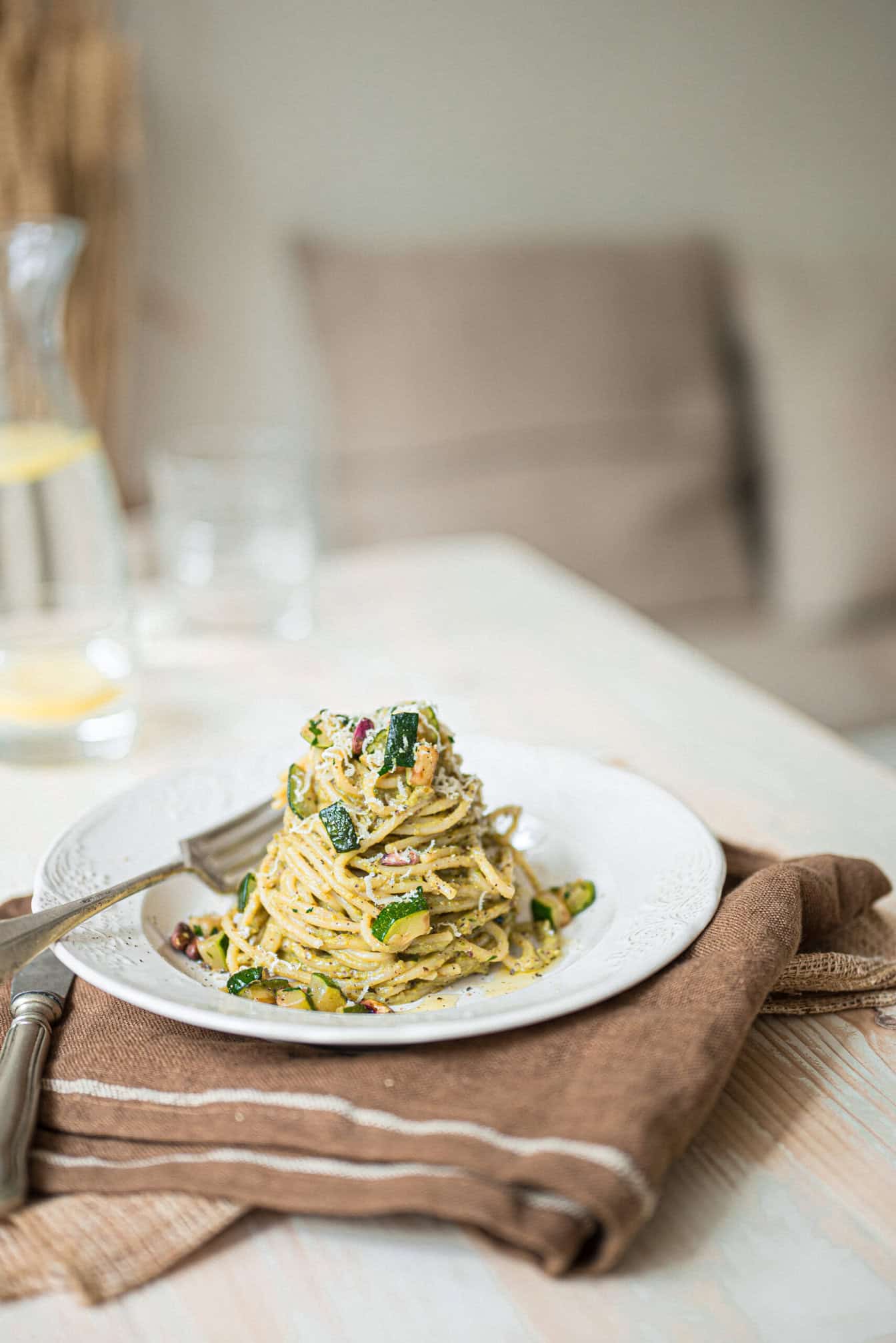 Spaghetti met pistachepesto en gebakken courgette