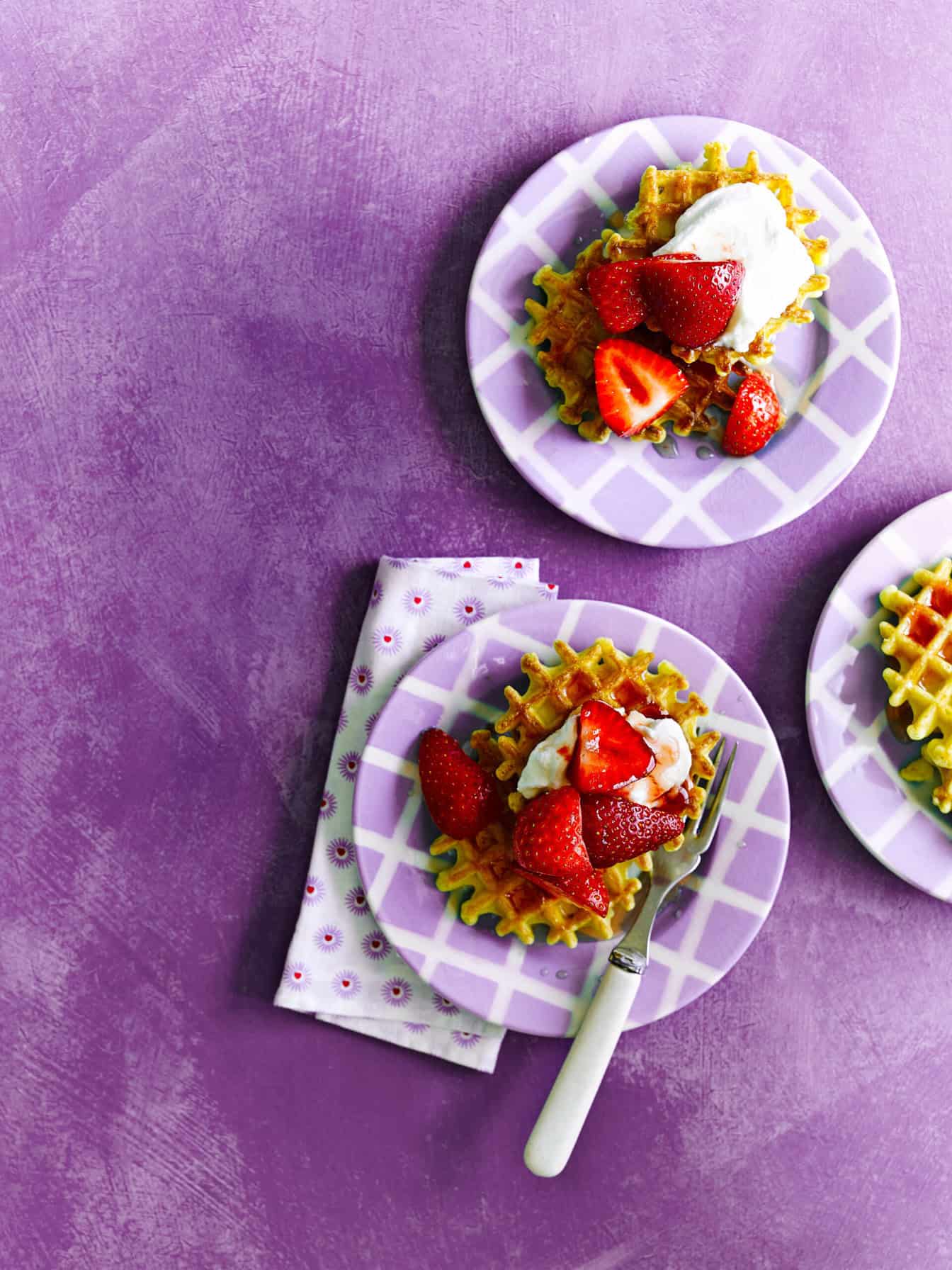 Wafels met aardbeien in rozensiroop