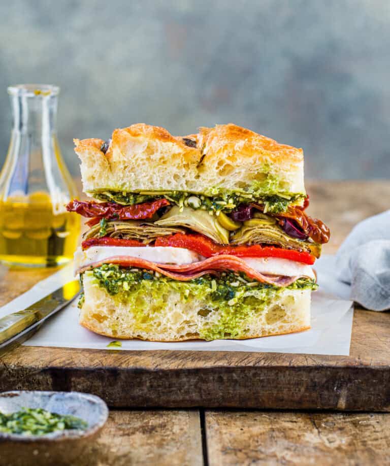 Italiaanse sandwich met pesto, mozzarella en salami