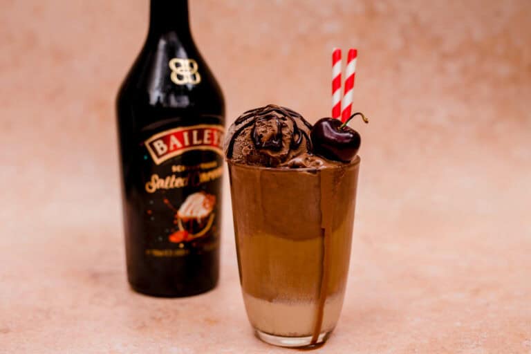 Ice cream float met Baileys en chocoladesaus
