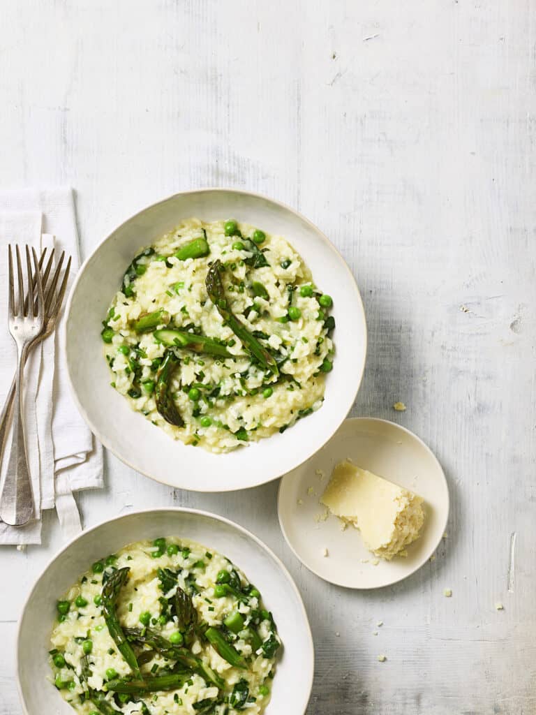 Risotto met asperges, erwten en verse kruiden