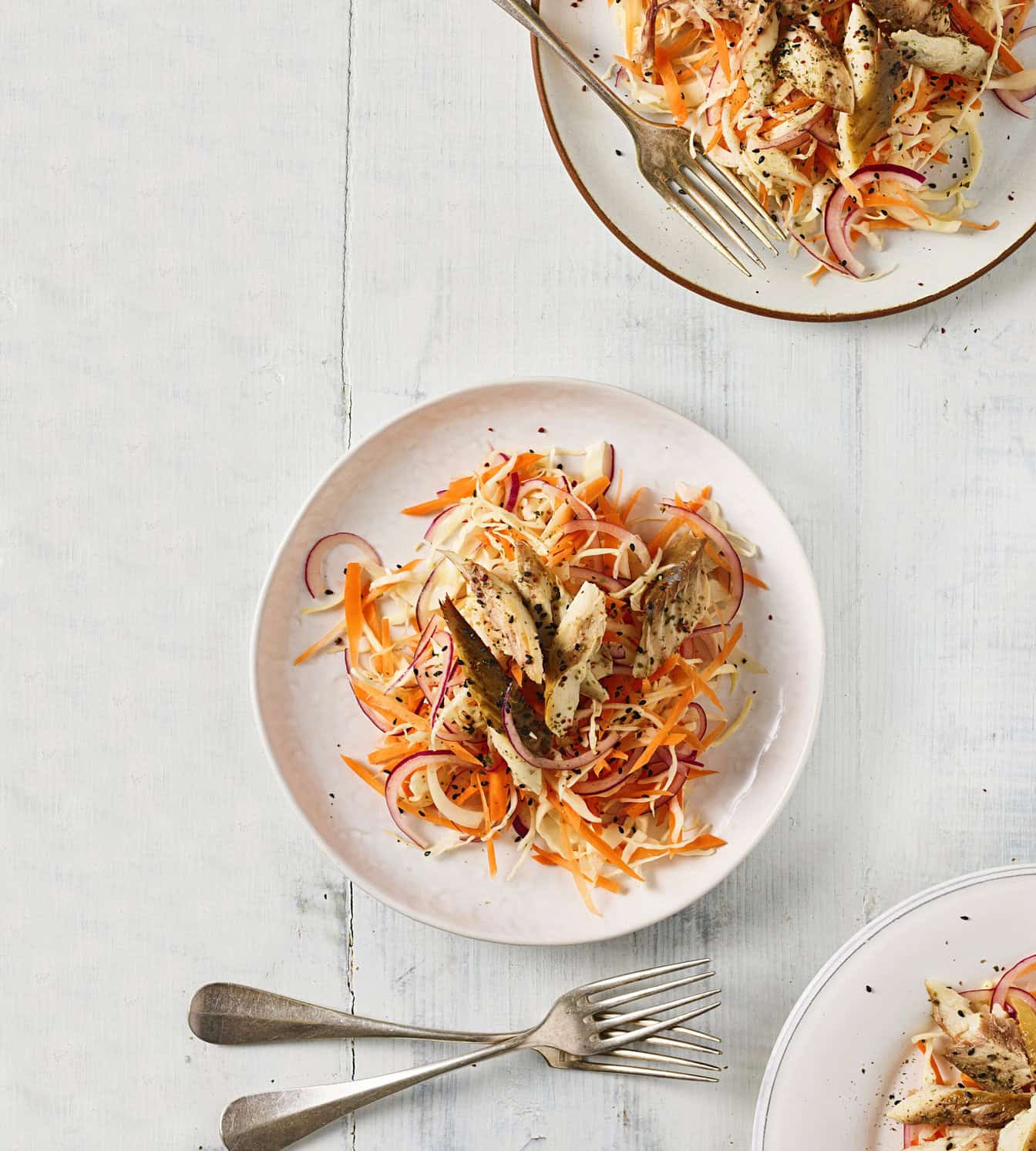 Aziatische slaw met gerookte makreel