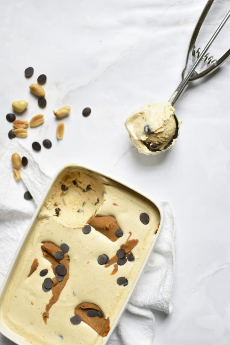 Pinda-ijs met chocolate chips