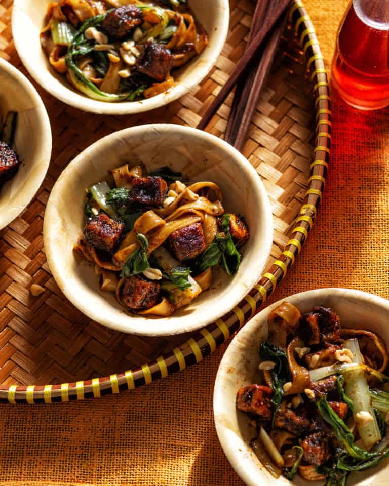 Noedels met crispy tofu en gestoomde paksoi