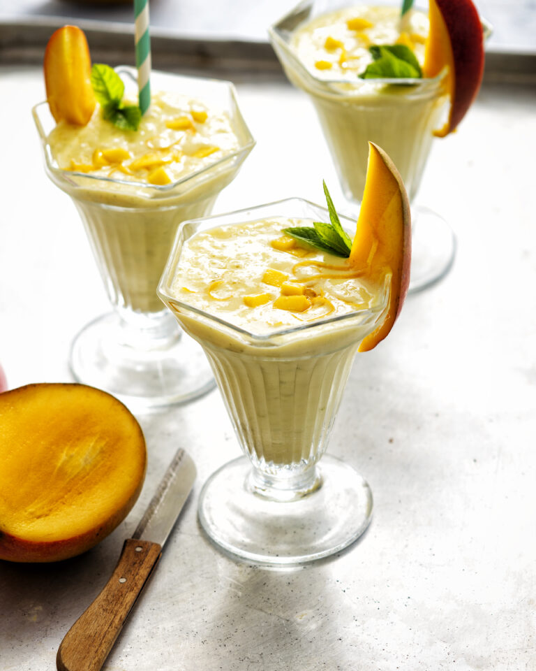 Mango-lassi met munt en grapefruit