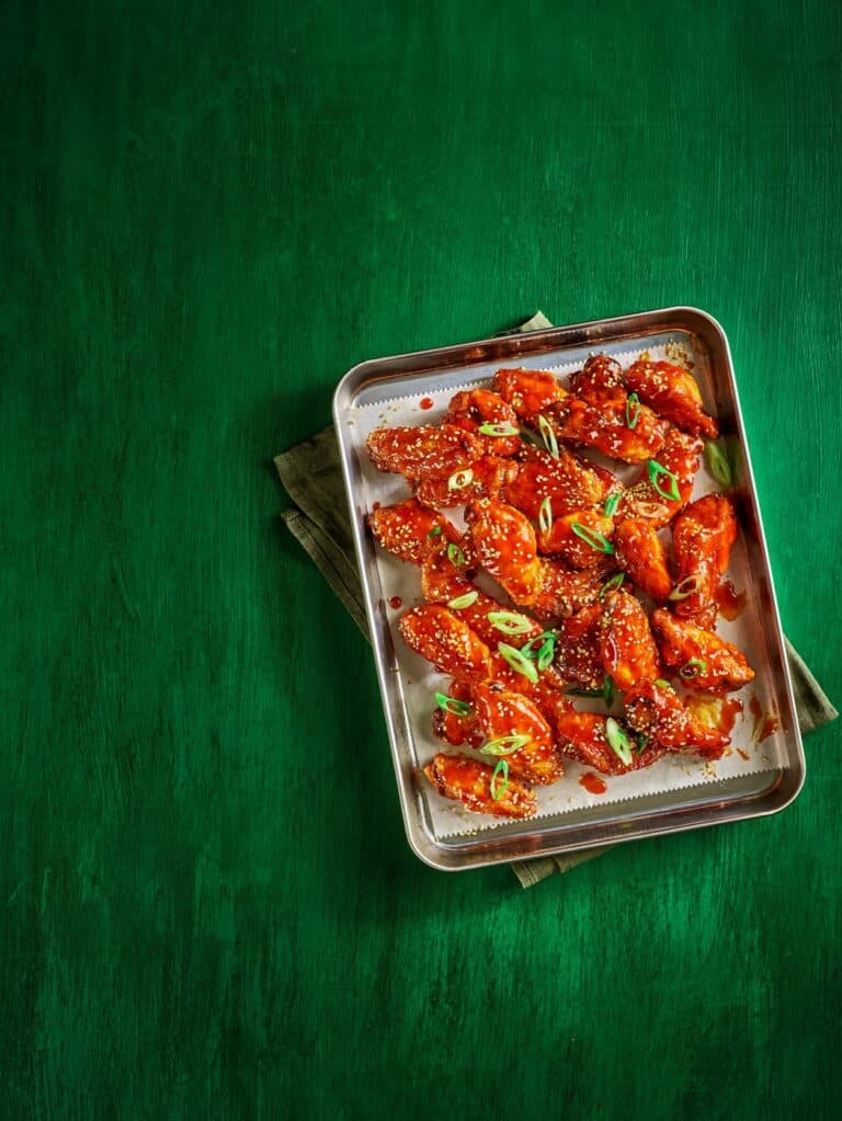 Geroosterde kippenvleugels met srirachasaus