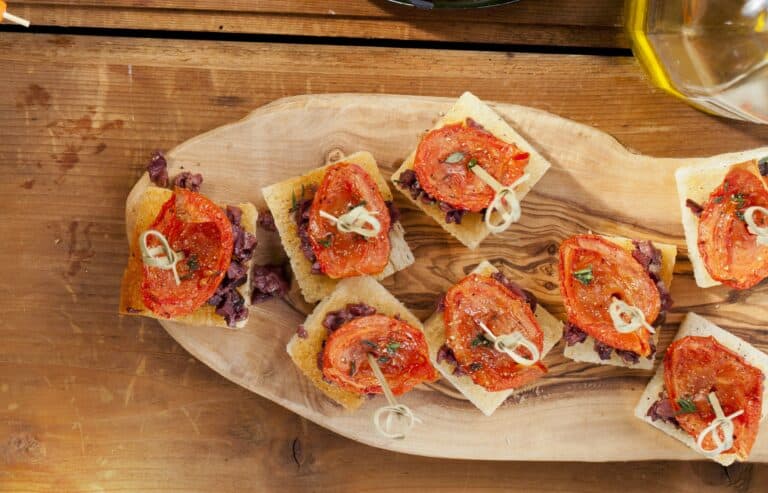 Knoflookbrood met olijven-ansjovistartaar en geroosterde tomaat