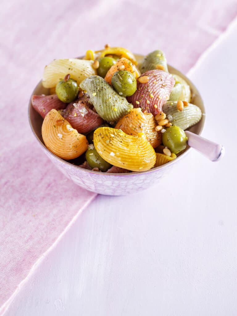 Pastasalade à la Ottolenghi met za’atar en groene olijven