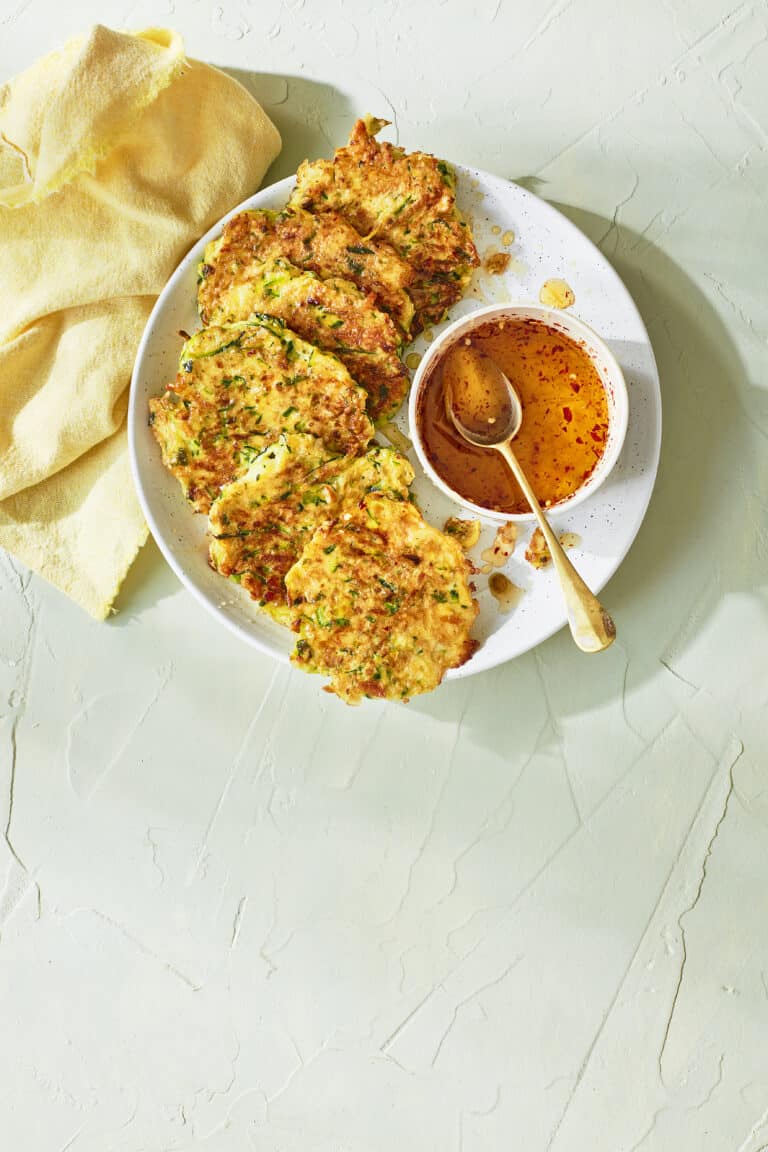 Courgette-halloumi-fritters met chili-honingdip