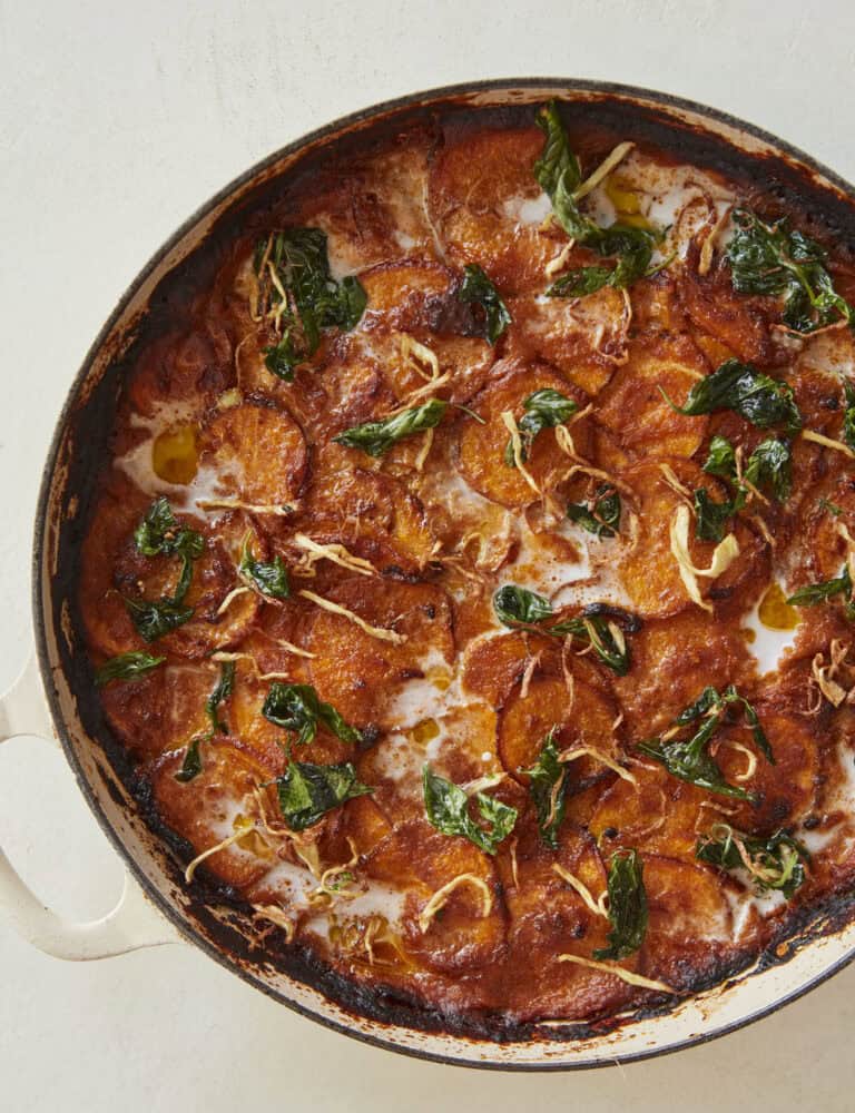 Gegratineerde zoete aardappel met rode curry