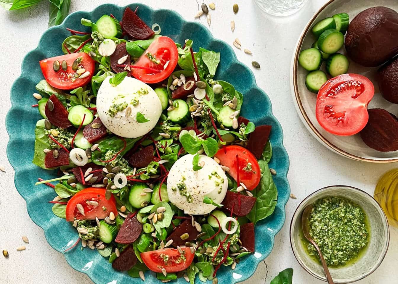 Zomerse bietensalade met buffelmozzarella
