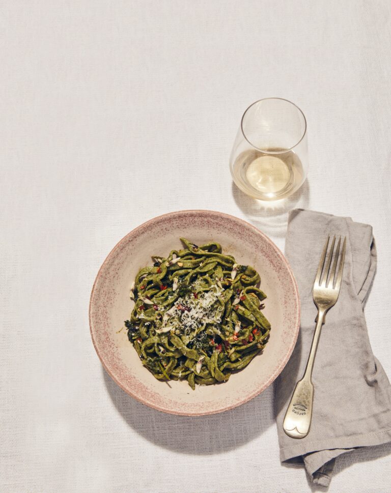 Wilde tagliatelle van brandnetel ‘aglio e olio’ met zuring en klaver