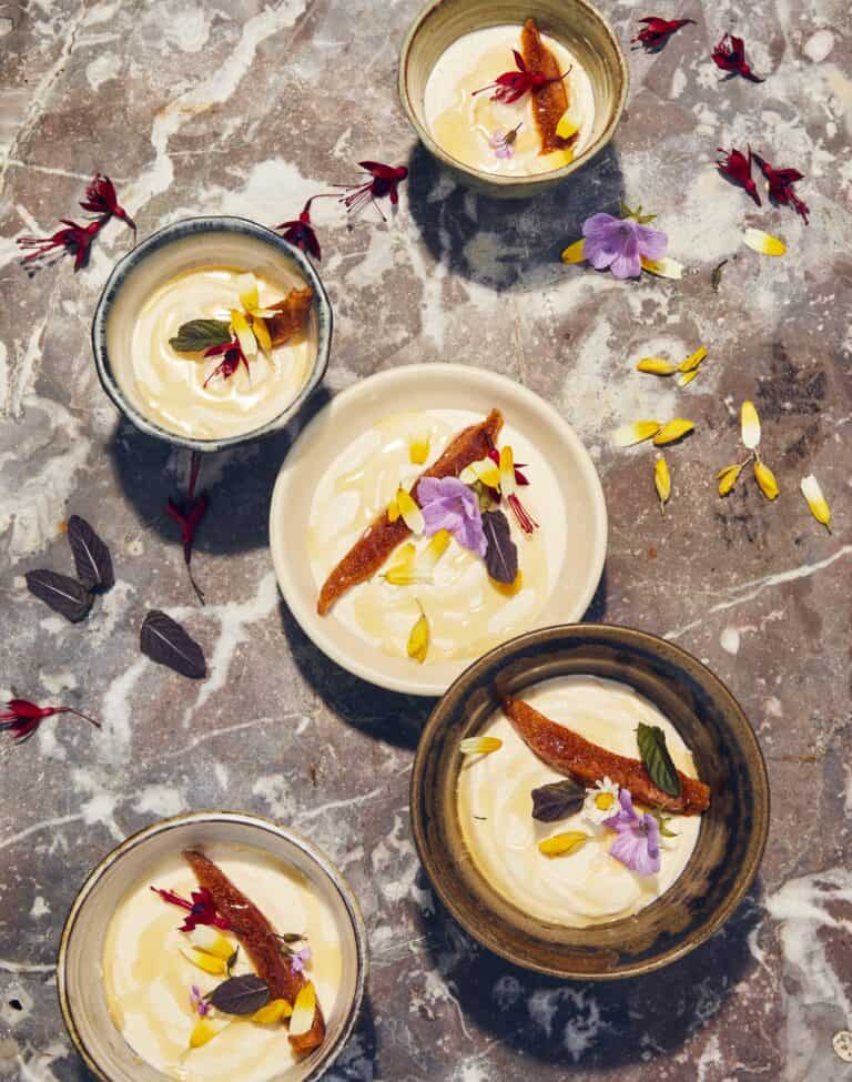 Panna cotta van wilde munt en wilde bloemen met honeycomb