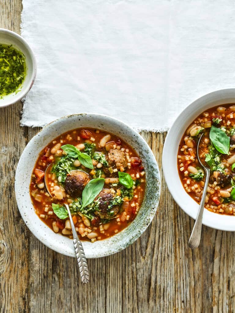 Minestrone met gehaktballetjes en pesto