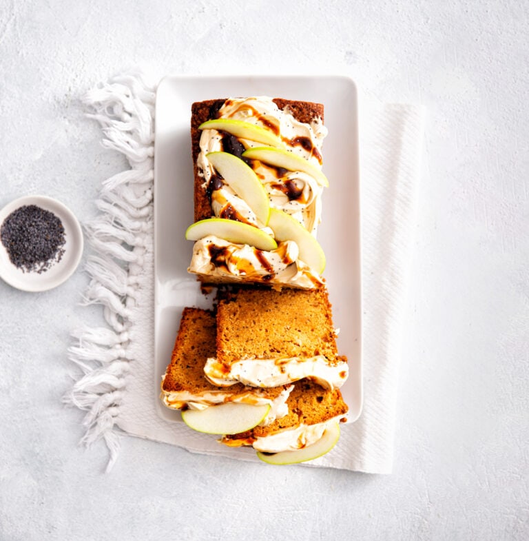 Maanzaad-appelcake met appelstroop-roomkaastopping