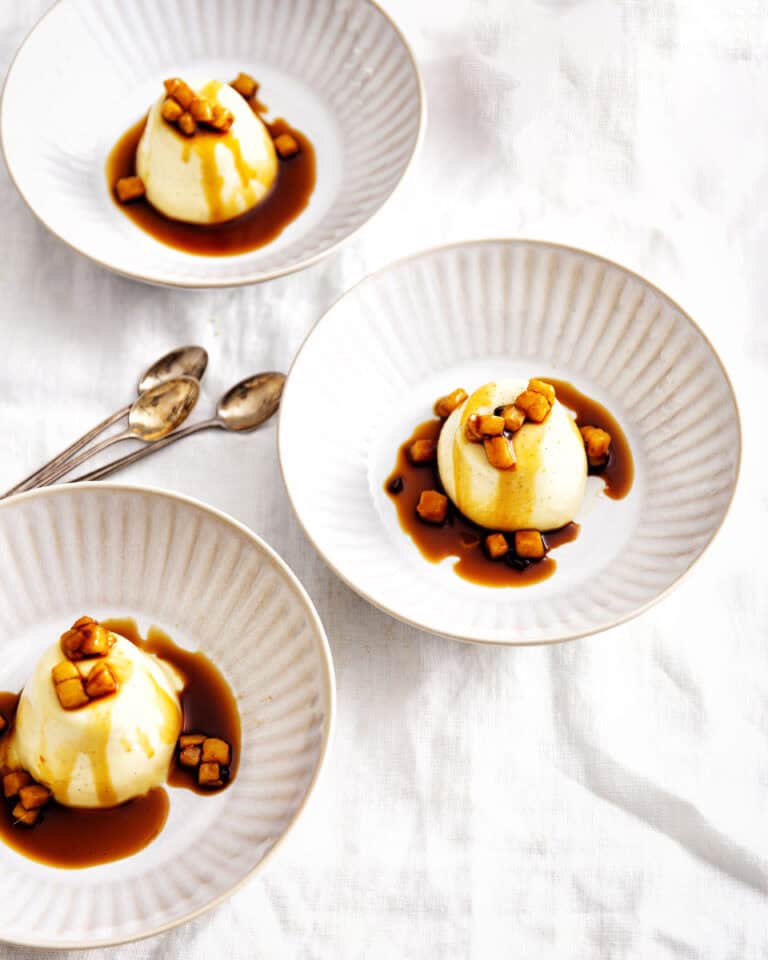 Panna cotta met gepocheerde peer in appelstroop