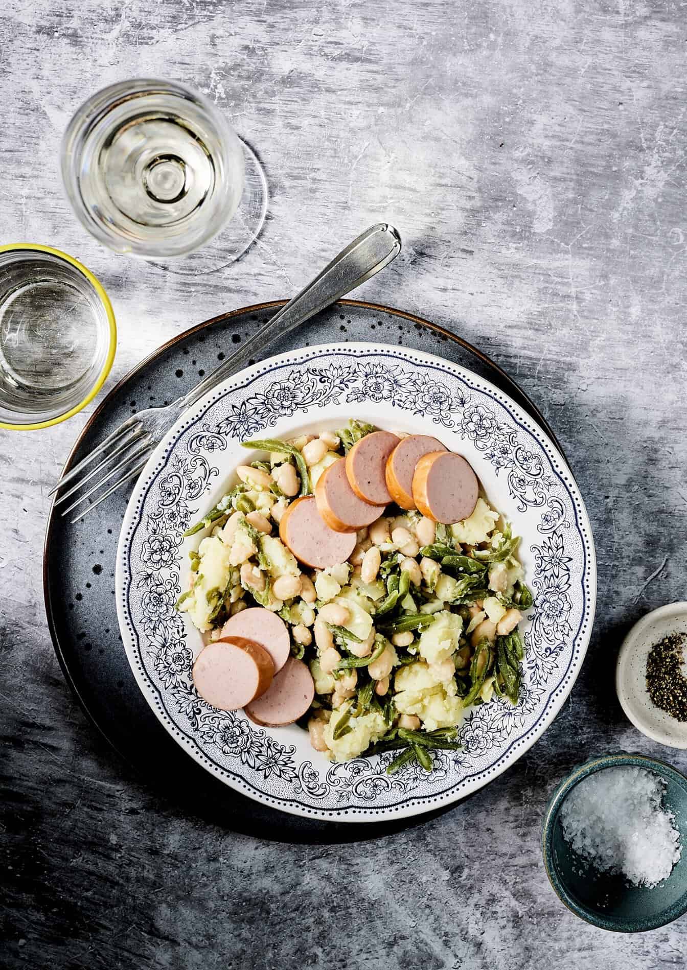 Blote billetjes in het gras met rookworst