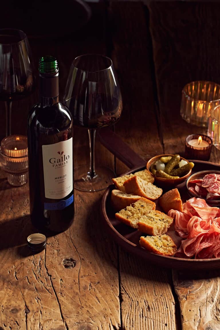Knoflookstokbrood met charcuterie