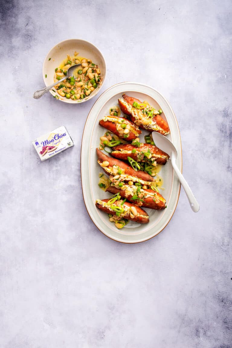 Gepofte zoete aardappel met MonChouvulling en spek-boontjesdressing