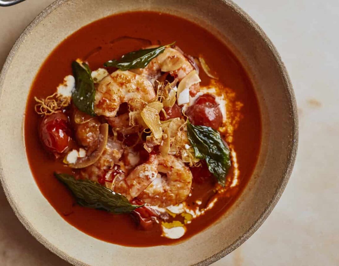 Garnalen in kokosbouillon met gebakken smaakgevers