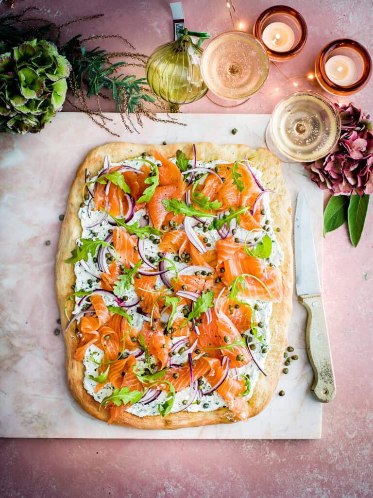Flatbreadpizza met gerookte zalm