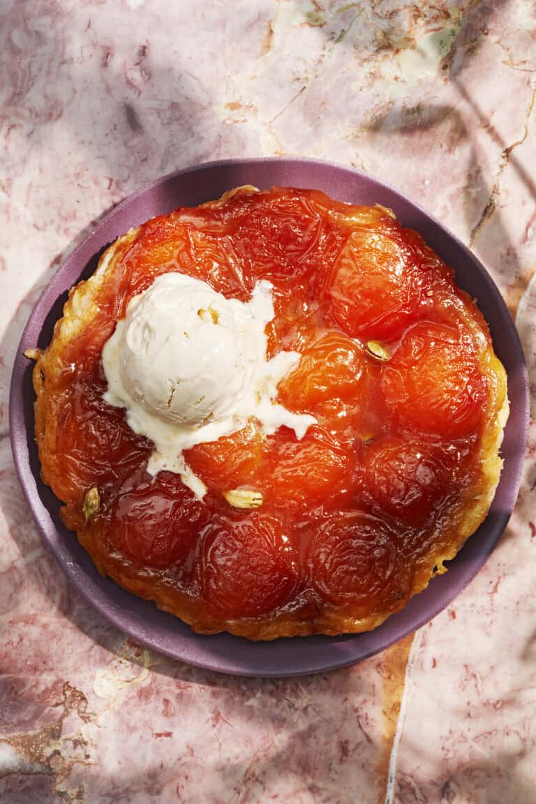 Abrikozen-tarte tatin met kardemom en chai-ijs