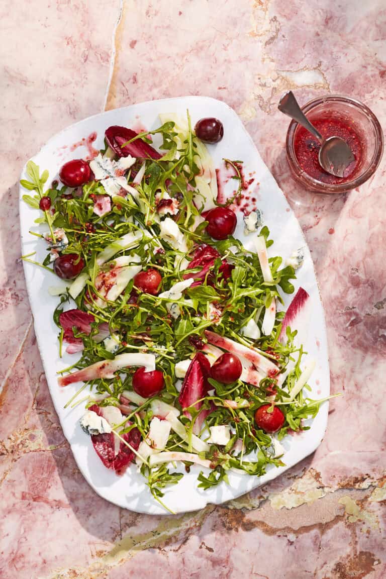 Radicchiosalade met ingemaakte kersen en gorgonzola