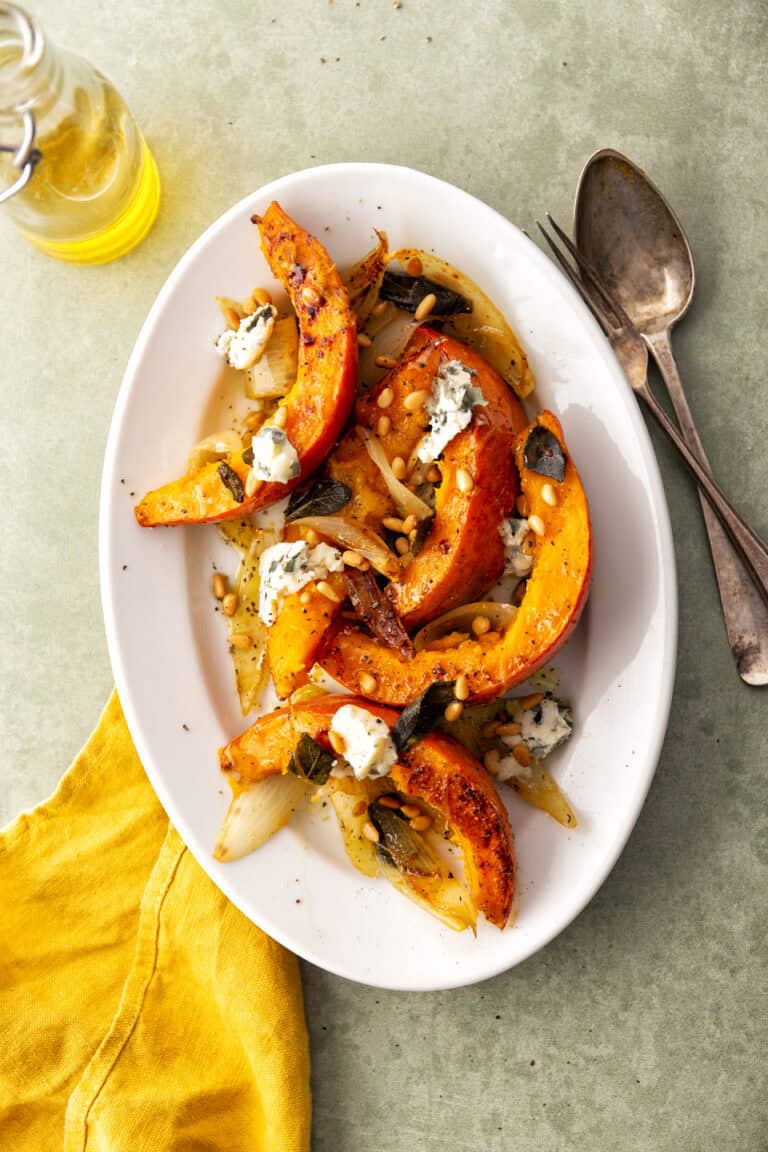 Slow-roasted pompoen met salie, gorgonzola en pijnboompitten