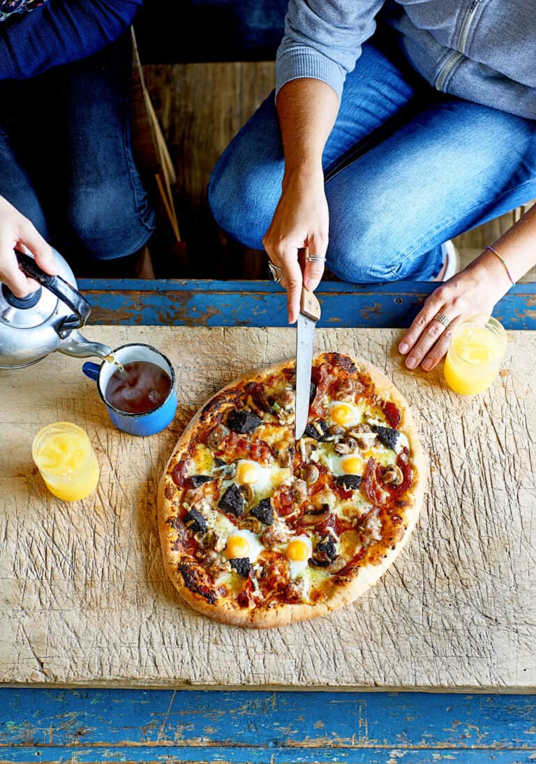 Ontbijtpizza met worstjes