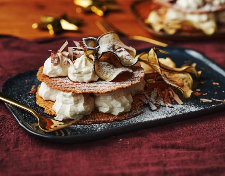 Millefeuille van Drentse kniepertjes met peer en kaneelroom